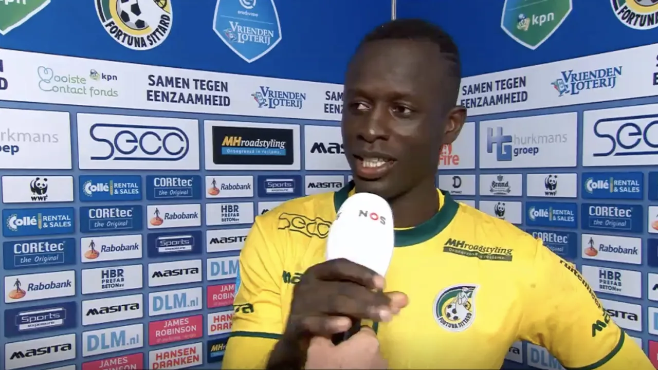 CLASSIC: Fortuna-middenvelder Ciss neemt microfoon steeds over van interviewer