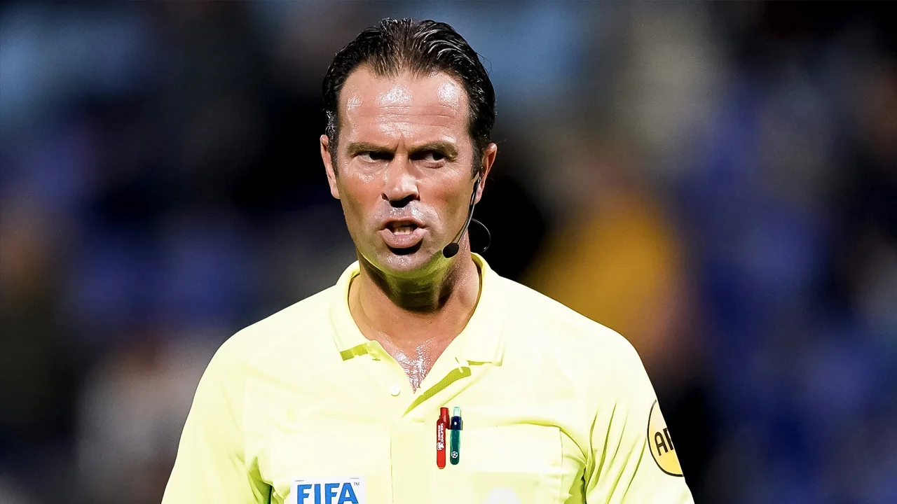 Bas Nijhuis floot wedstrijd in damesvoetbal: 'Ze gaf me een tik op de kont!'