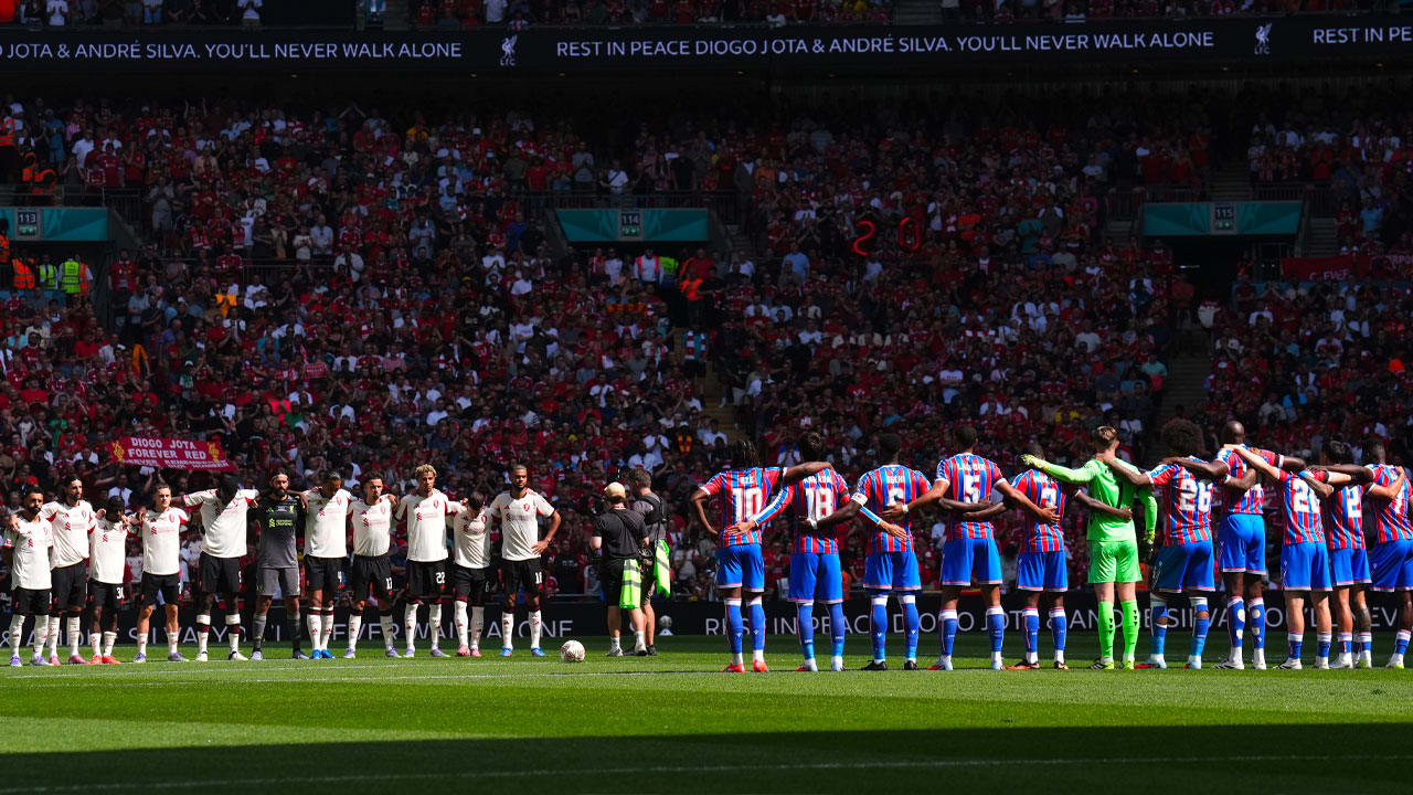 Minuut stilte voor Diogo Jota al na tien seconden beëindigd door joelende supporters