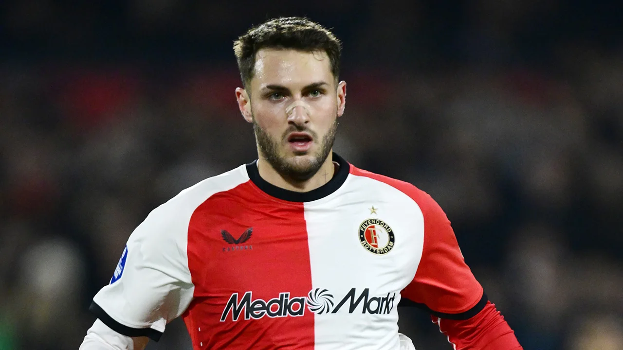 Santiago Giménez redt met omhaal punt voor Feyenoord tegen Fortuna Sittard