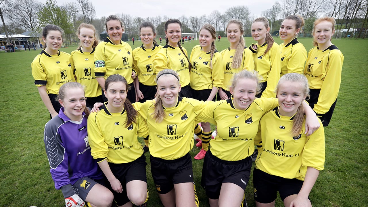 Historische stap in amateurvoetbal: vanaf volgend seizoen mogen vrouwen meedoen in hoogste klasse bij mannen