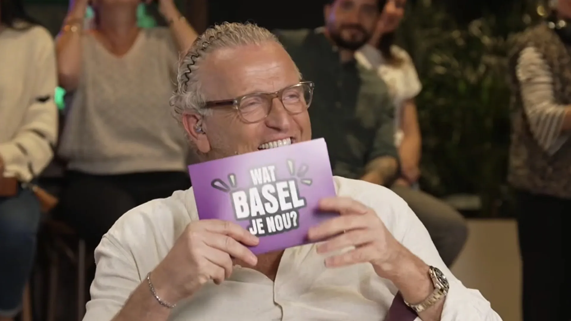 Gordon hoort dat Andy microfoon nog aan heeft staan tijdens wc-bezoek: ’Kunnen we ook beeld krijgen?’