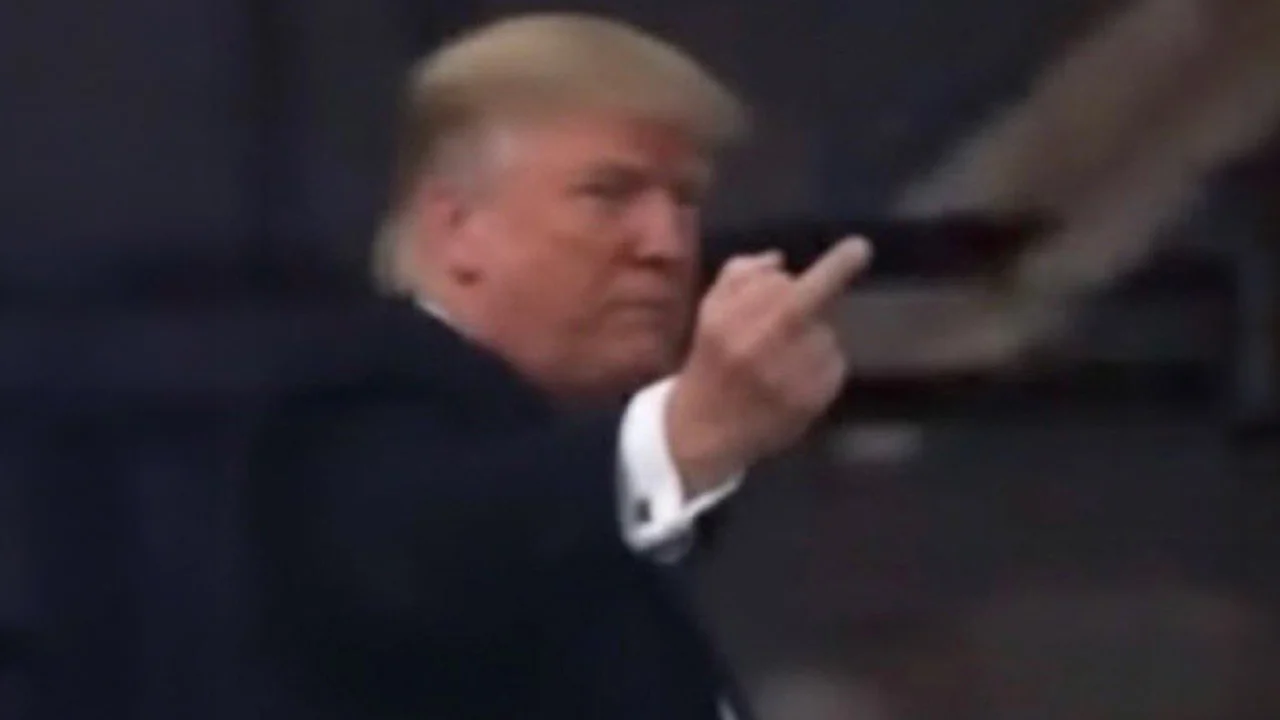 Video: Donald Trump reageert met middelvinger op Jeffrey Epstein-beschuldiging