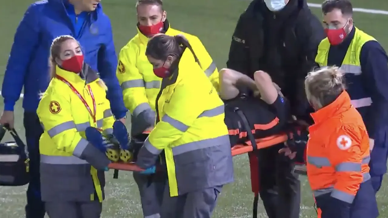 Blind kermend van de pijn op brancard van het veld bij Oranje