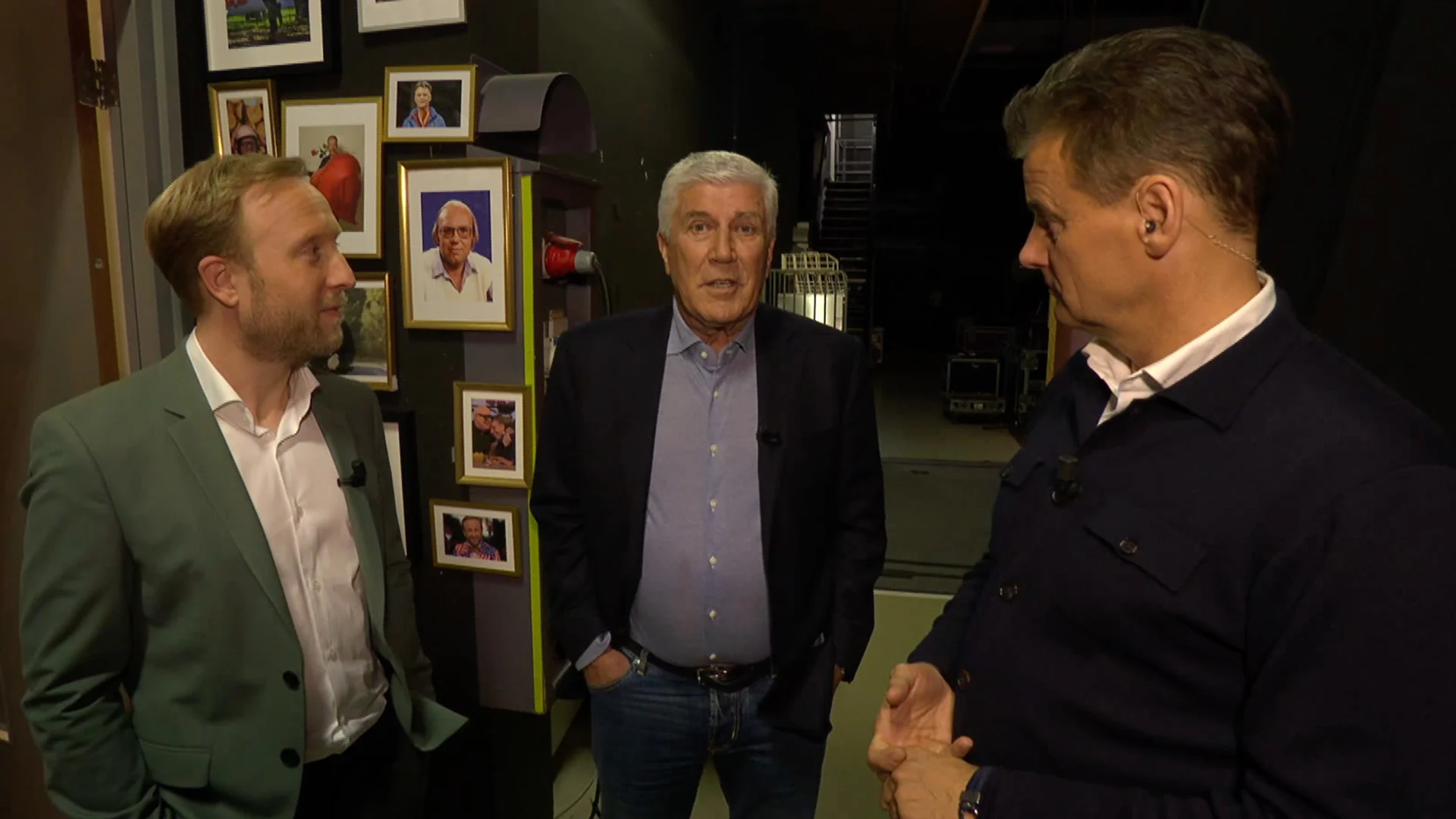 Cor Pot pakt de camera en richt zich In de Wandelgangen tot zijn goede vriend Dick Advocaat