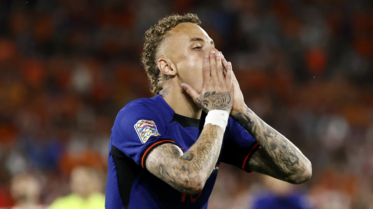 Noa Lang tijdens eerste training bij PSV geblesseerd van het veld