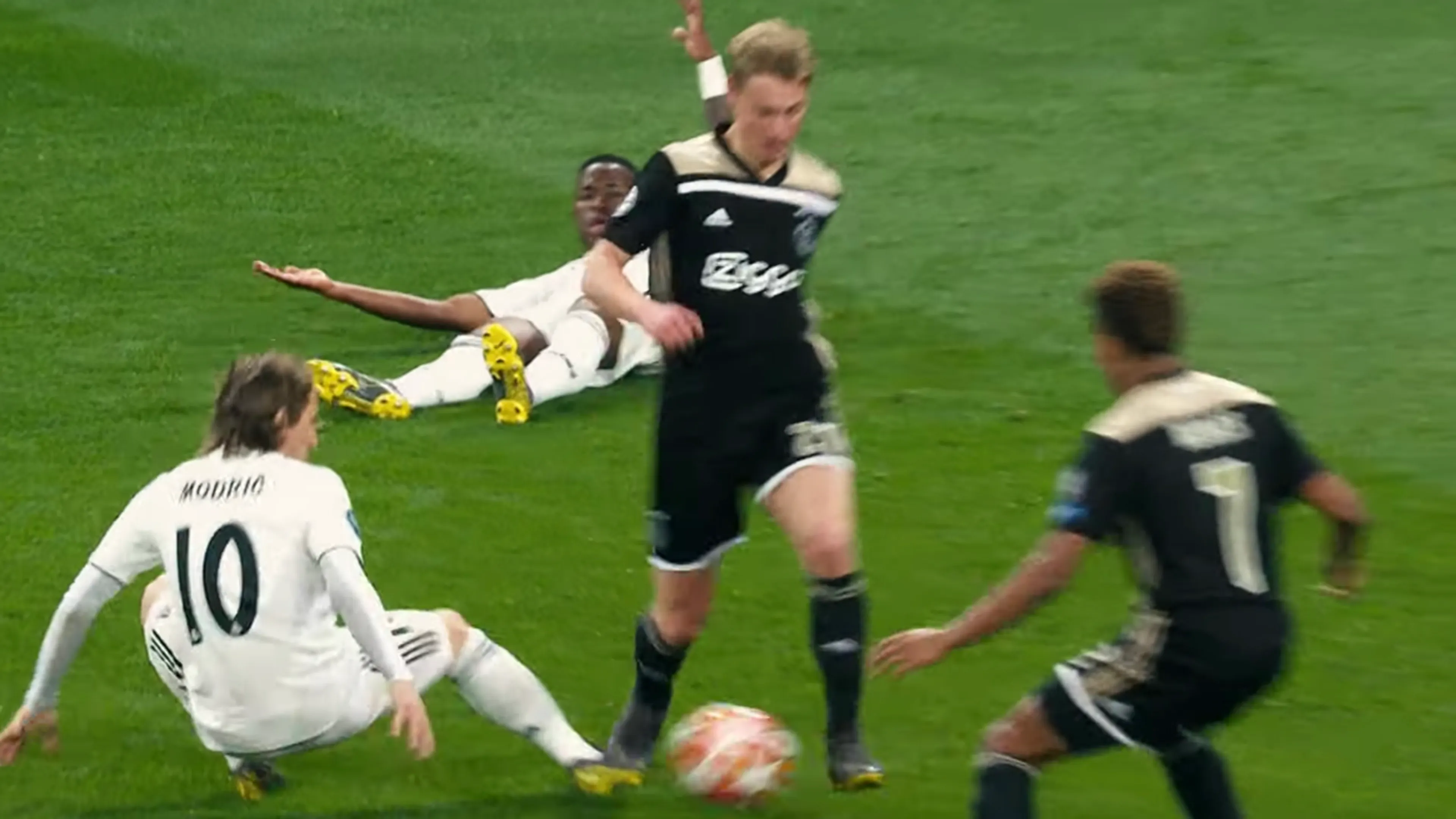 Ajax neemt met heerlijke compilatie-video afscheid van Frenkie de Jong