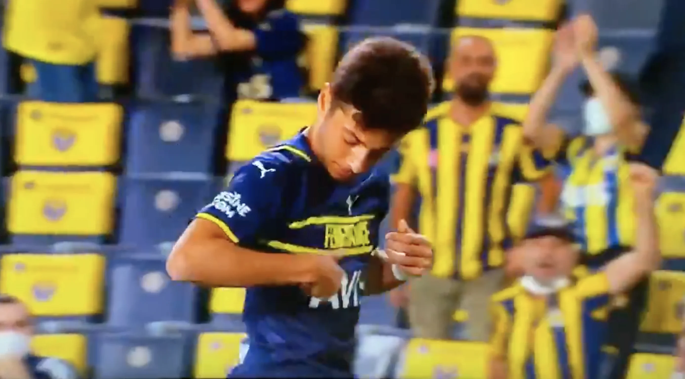 Fenerbahçe-speler wil logo kussen na doelpunt maar komt bedrogen uit