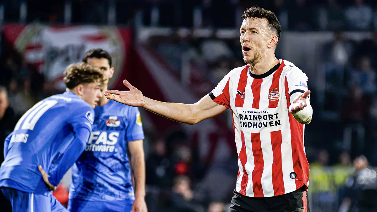 Koploper PSV ontsnapt met late zege tegen sterk AZ