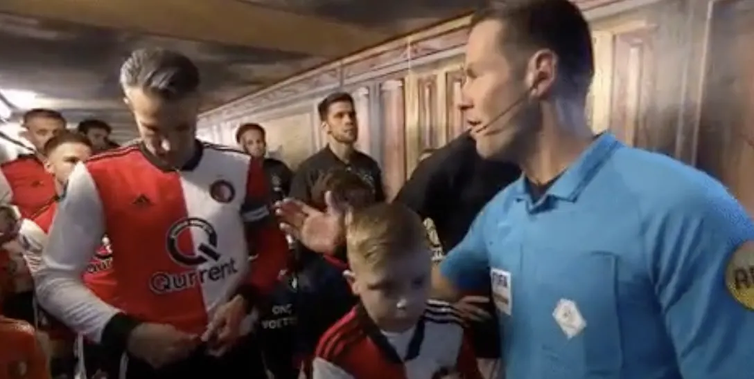 HAHA! Makkelie wordt even genegeerd door Van Persie 