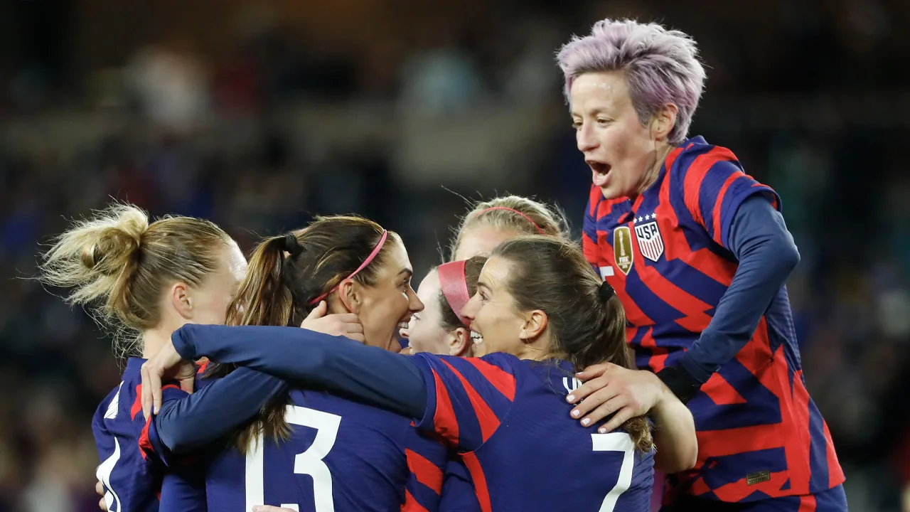 Amerikaanse voetbalsters dwingen gelijke betaling als mannen af