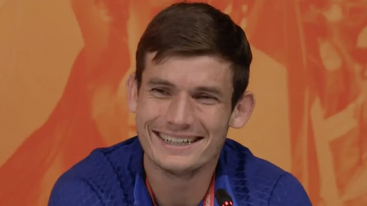 De Roon grapt over verkoudheid: 'Ik heb te dicht bij Frenkie gespeeld!'