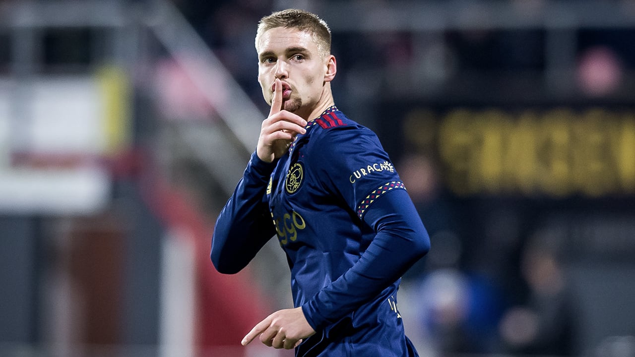 ‘Ajax staat over een maand weer bovenaan’