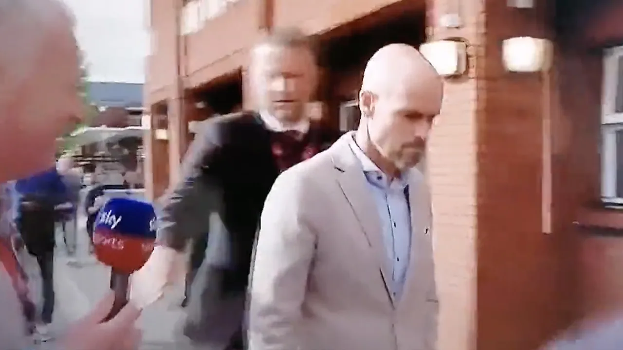 Verslaggever wordt aan de kant geduwd door bodyguard van Ten Hag: 'Don't push me!'