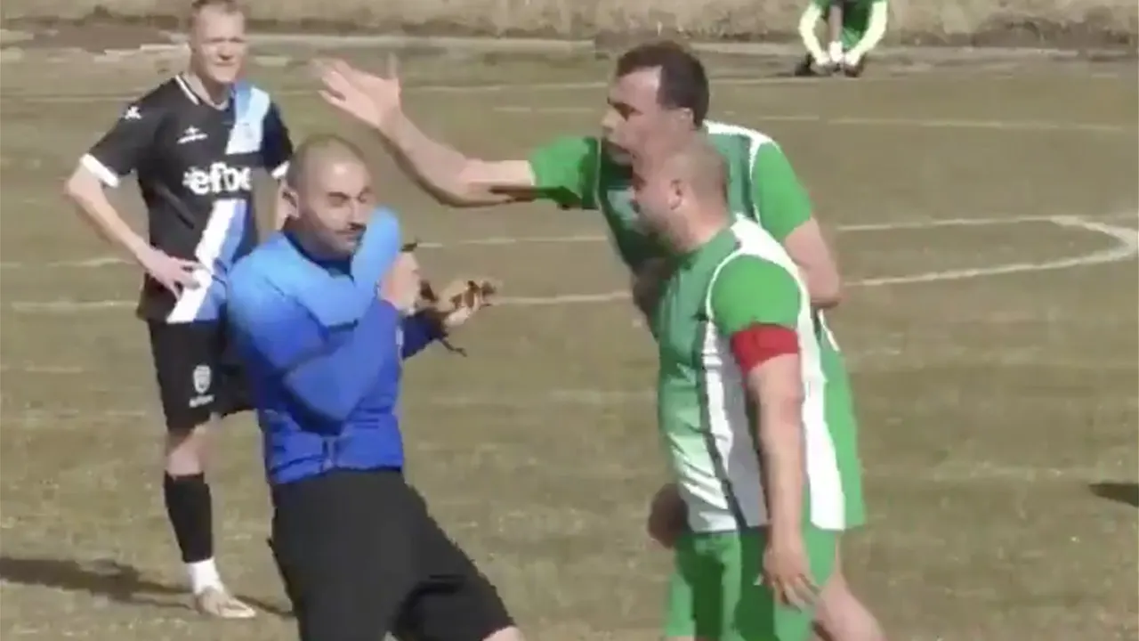 VIDEO: Vluchtende Bulgaarse scheidsrechter gaat viraal