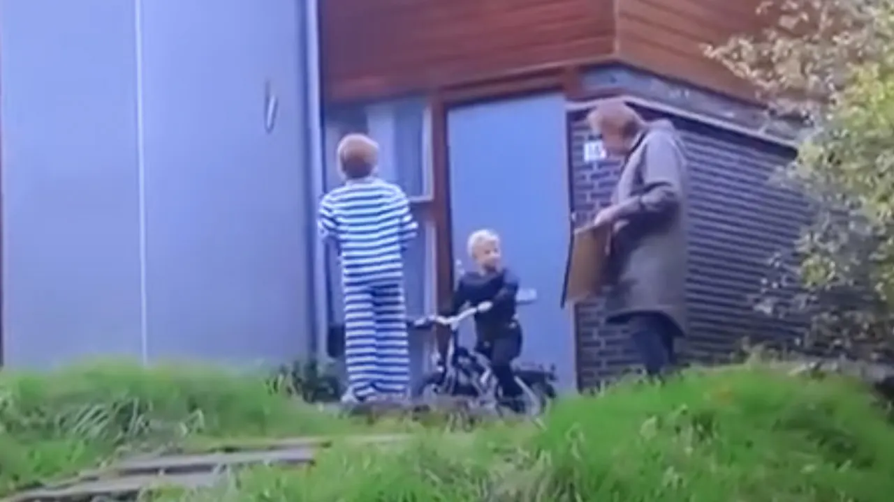 CLASSIC: Marcel komt jonge NEC-fan tegen: 'Fiets maar lekker over de trap!'