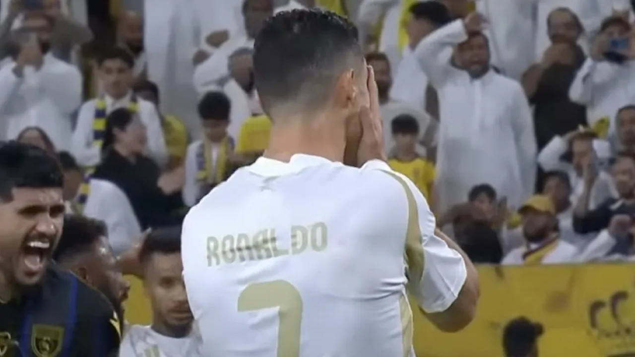 Video: Ronaldo schiet penalty over in blessuretijd, Al-Nassr uitgeschakeld in bekertoernooi