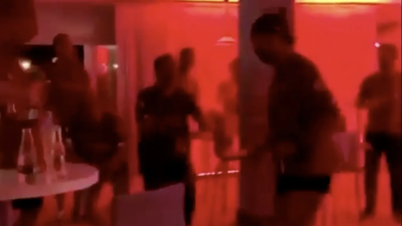 Klopp steelt de show op kampioensfeest Liverpool