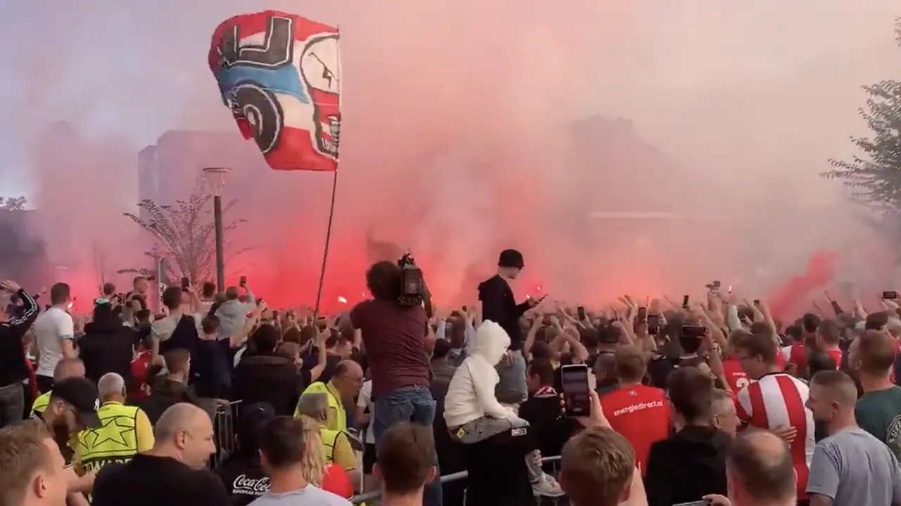Paar duizend PSV-fans wachten spelersbus op met gezang en vuurwerk