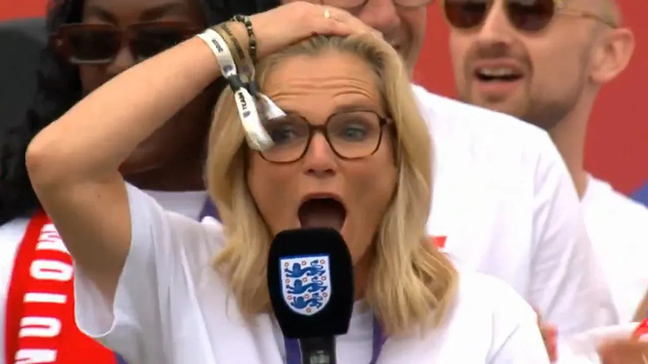 Sarina Wiegman compleet verrast bij EK-huldiging Engelse voetbalsters: ‘No way!’