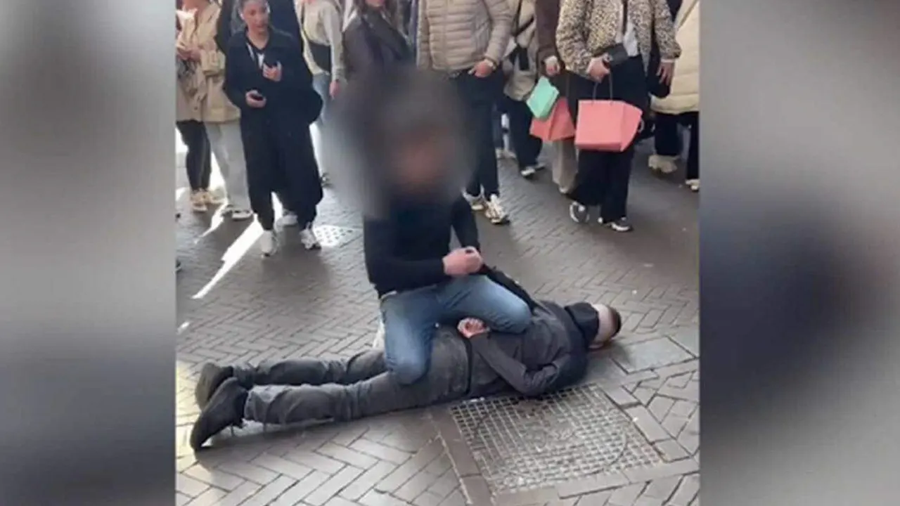 Video: Heldhaftige burger overmeestert dader steekpartij Amsterdam: 'Mag deze man een lintje?'