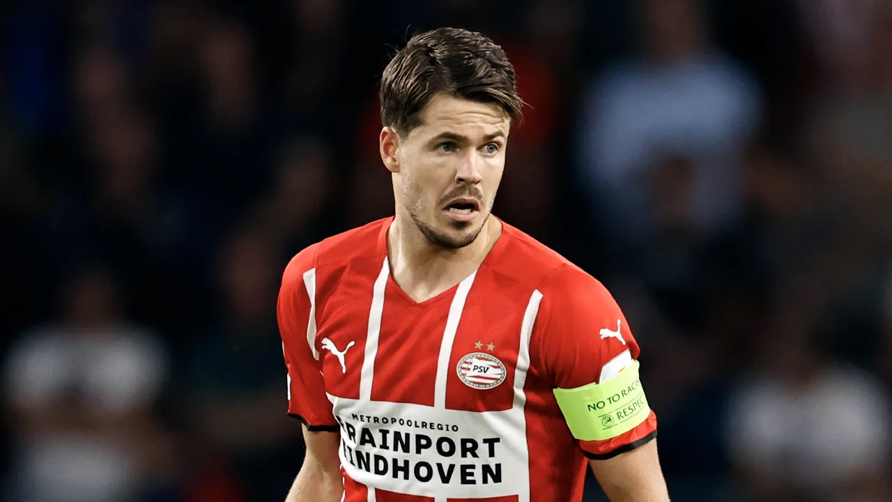 PSV-aanvoerder Van Ginkel niet blij met wissel en kritisch op tactiek