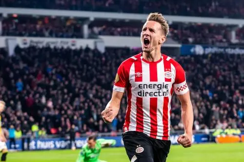 PSV moeizaam langs tien man Vitesse