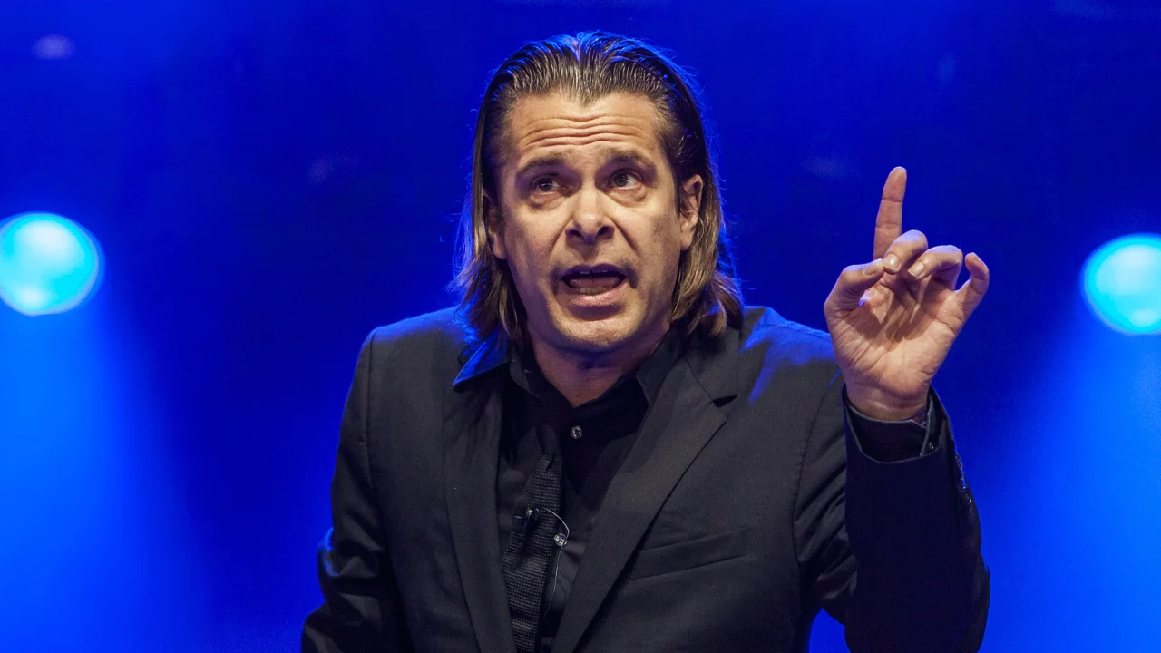 Hans Teeuwen schenkt luchtdrukpistool aan Femke Halsema, als herinnering aan 10 maart