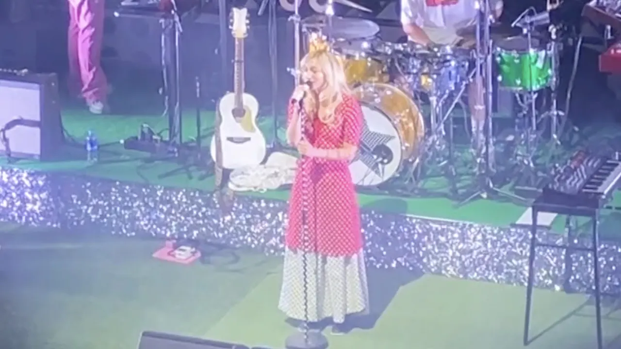 Video: S10 doorbreekt stilte bij terugkeer op podium: 'Mijn andere helft ligt in het ziekenhuis'