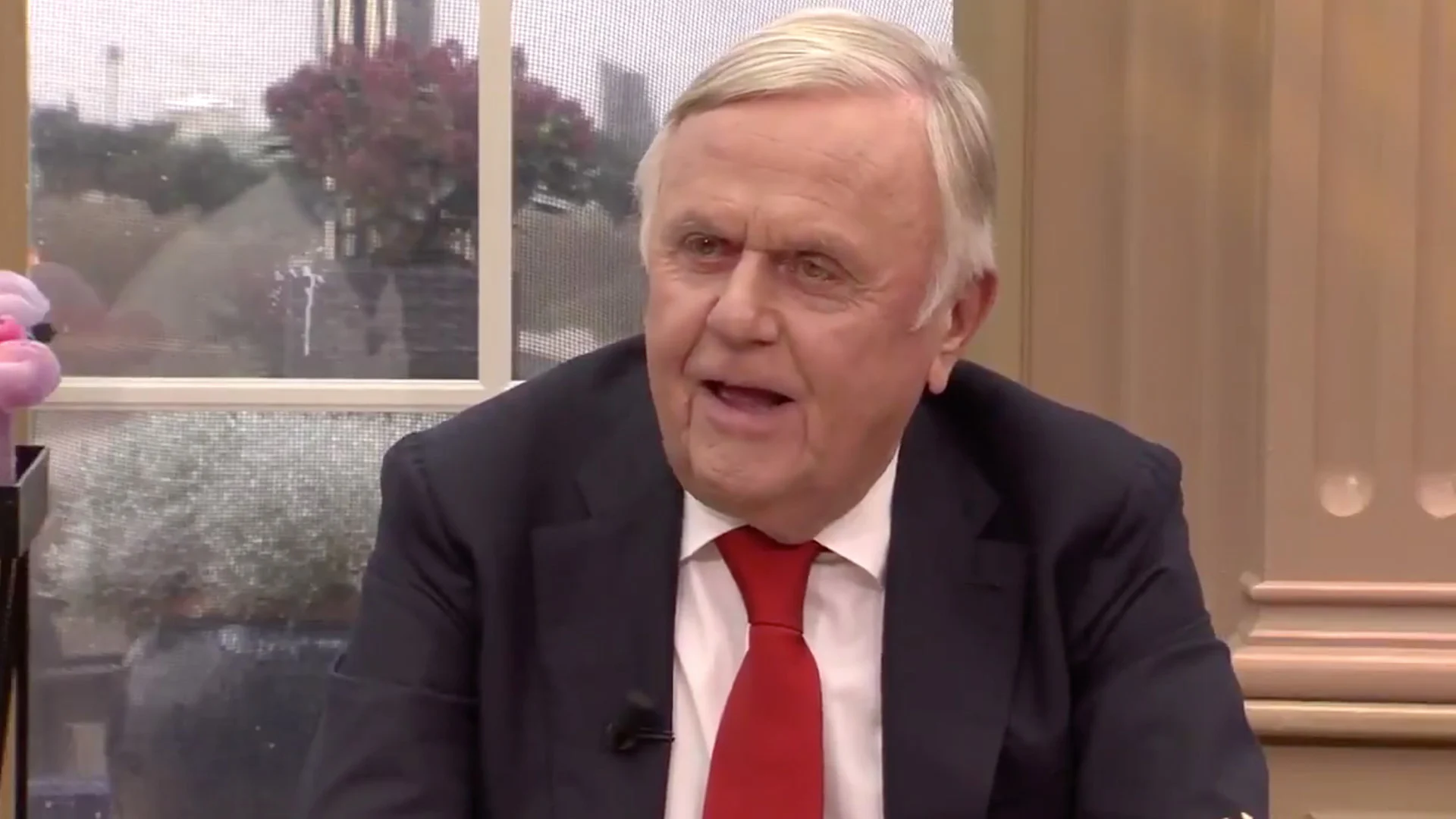 HEERLIJK! Harry Mens weer los bij Business Class 