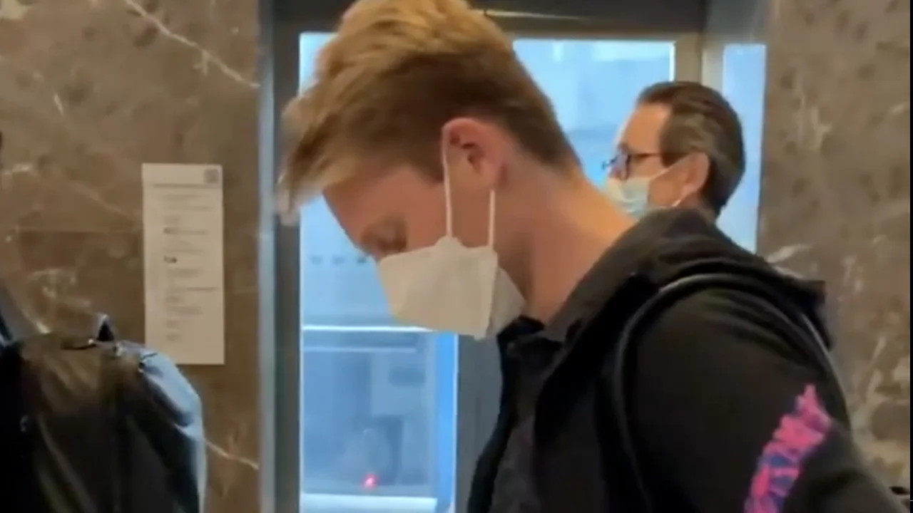 ZIEN: Frenkie geniet van Ajax-wedstrijd tijdens Barca-reis