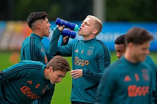 Ajax met Van de Beek en Marin