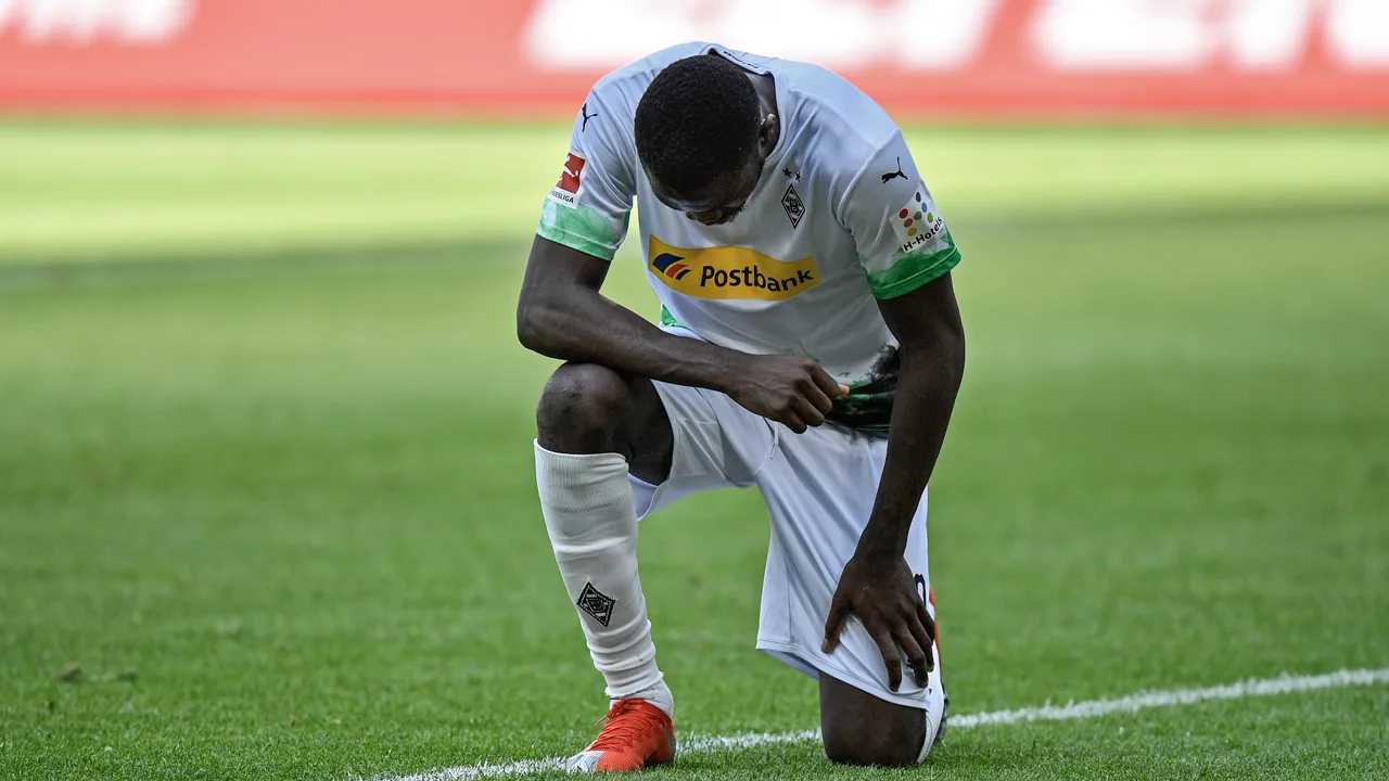 Voetballers uit Bundesliga staan stil bij dood Floyd