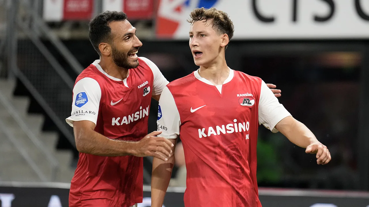 AZ mede dankzij fraaie goal Van Bommel naar play-offs Conference League