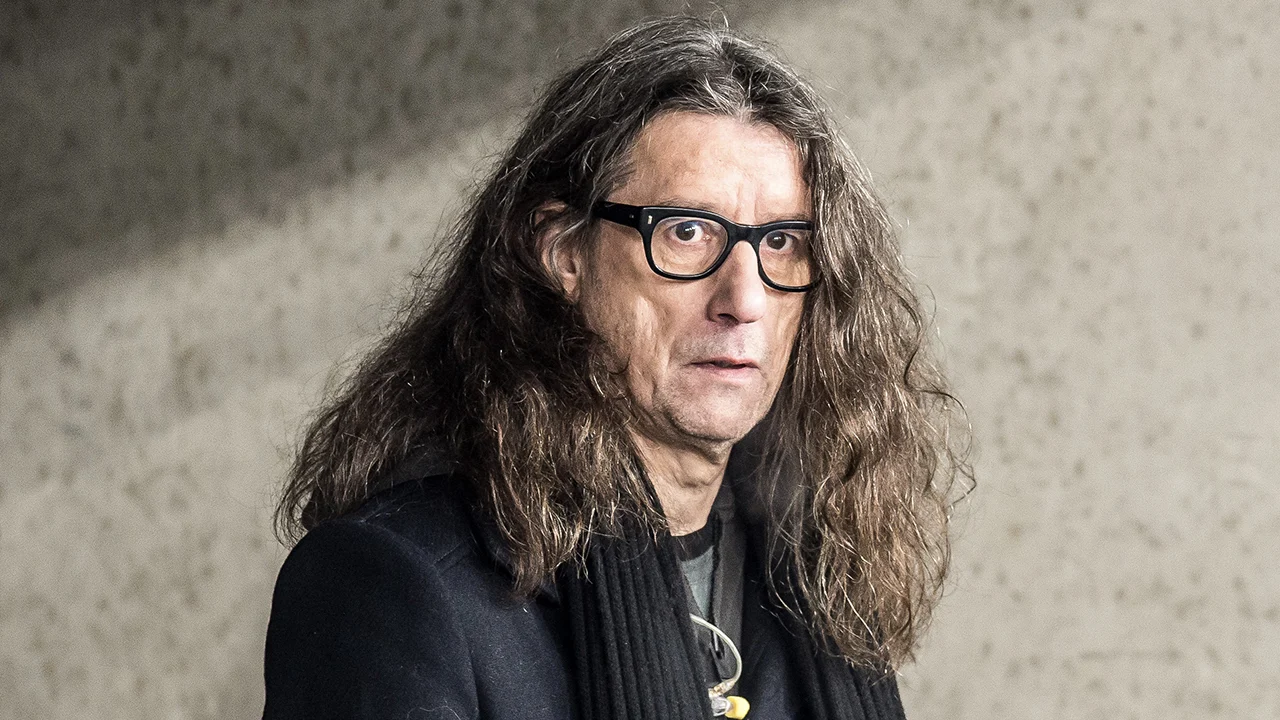 Zien: Herman Brusselmans knipt na 37 jaar zijn lange haar af