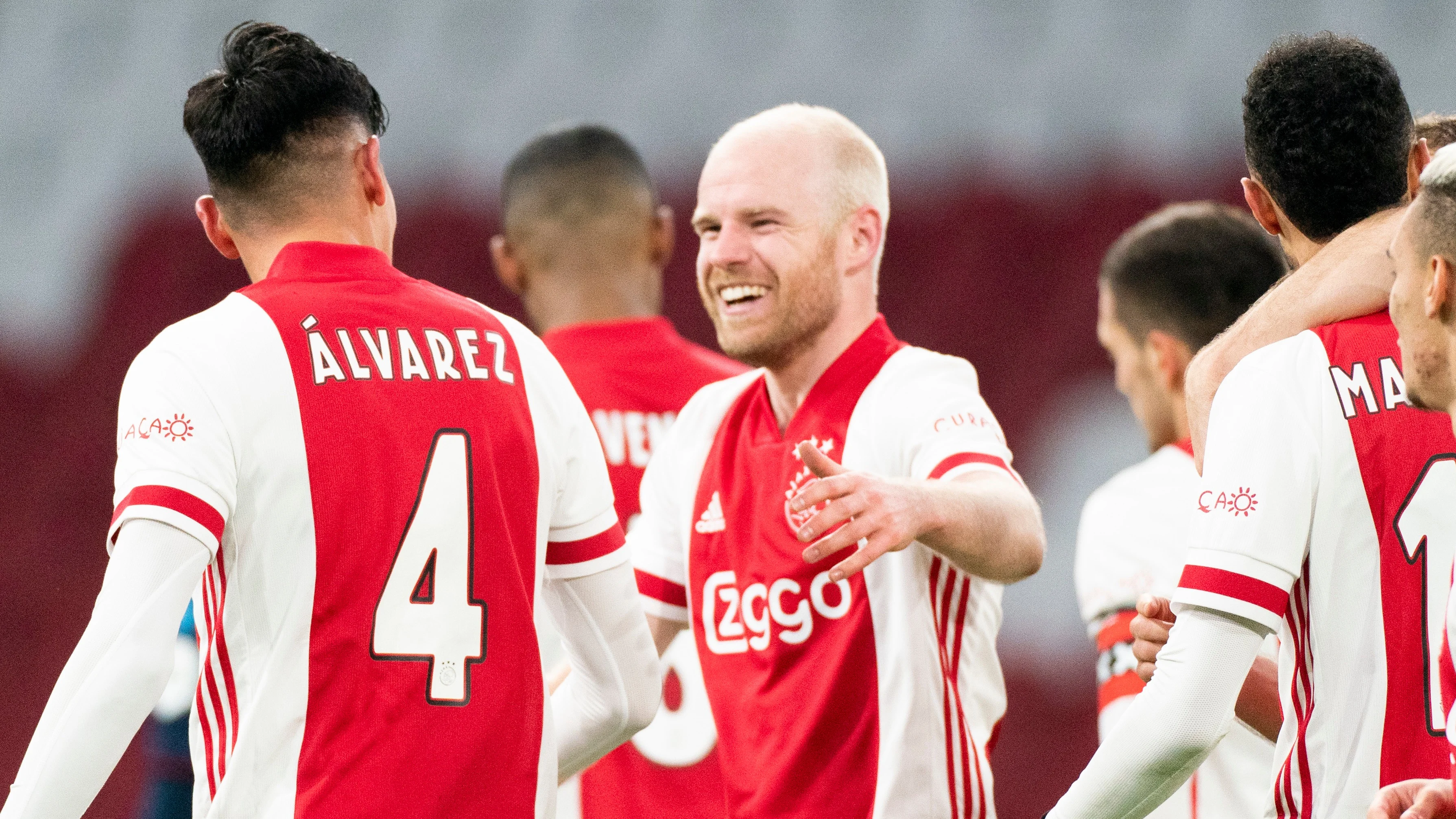 Klaassen viert zege van Ajax met ontblote armen in vrieskou