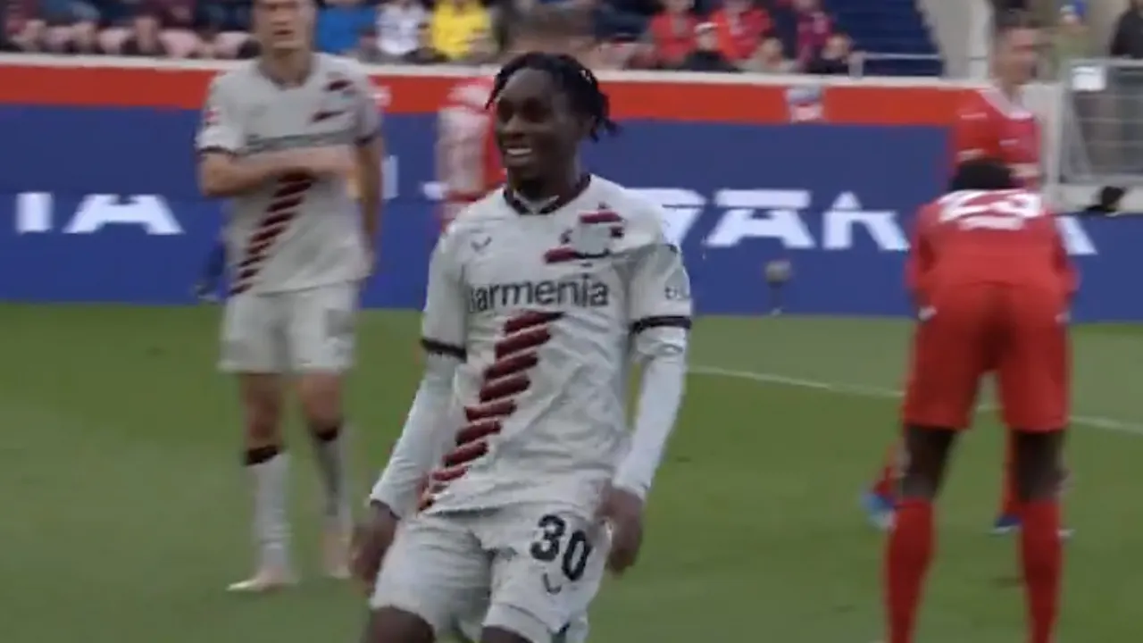 Videogoal: Frimpong helpt koploper Bayer Leverkusen met treffer aan zege