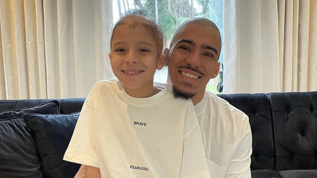 Everton-middenvelder laat hoofd kaalscheren om op zoontje met haaraandoening te lijken