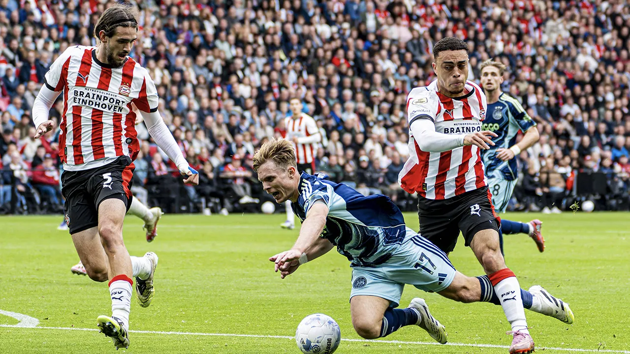 Topper tussen PSV en Ajax eindigt dankzij late treffer Oscar Gloukh onbeslist