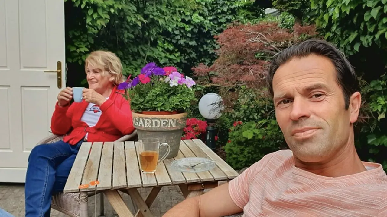 Bas: 'Eerste moederdag dat mijn moeder niet wordt toegezongen in stadion!'