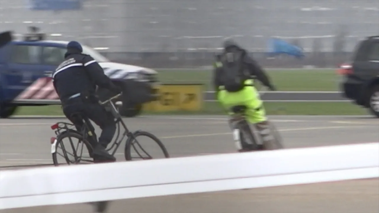Video: marechaussee jaagt met fiets op klimaatactivisten op Schiphol