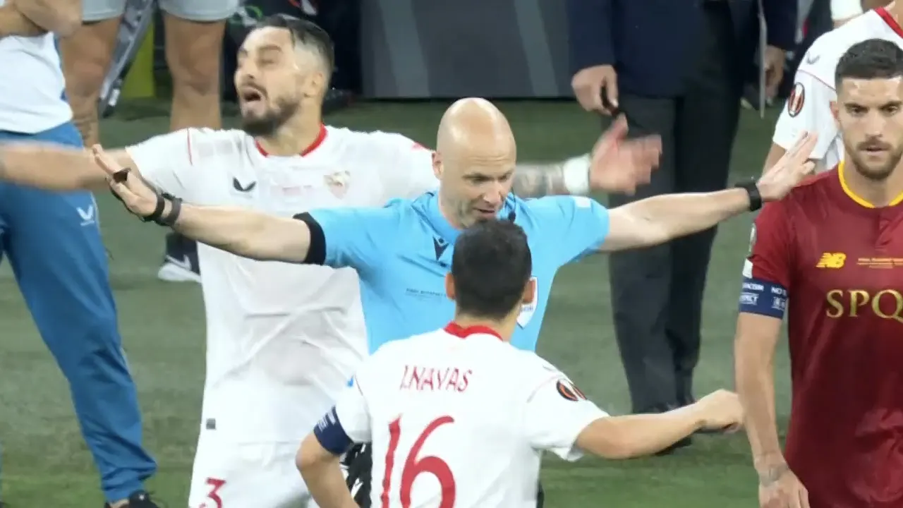 Penalty Sevilla wordt na ingrijpen van VAR teruggedraaid