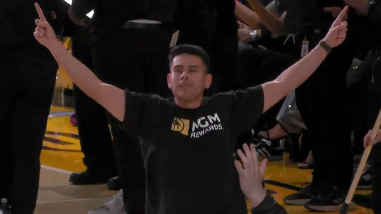 Video: NBA-fan scoort vanaf de middellijn en krijgt cheque van 100.000 dollar