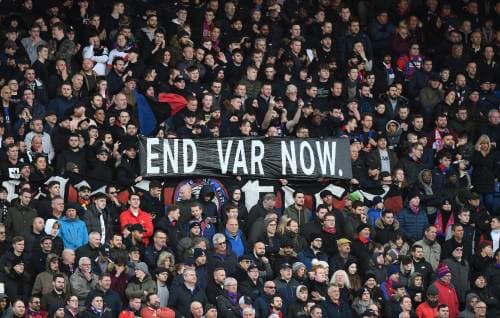 Engelse arbiters moeten meer videobeelden gaan bekijken