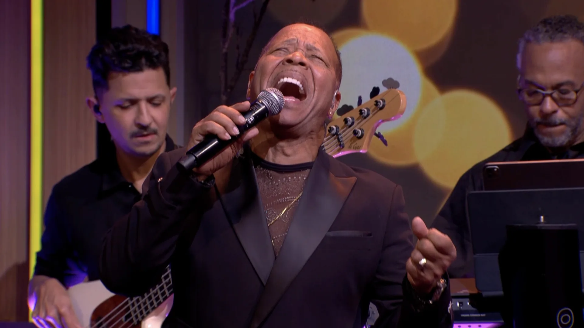 Tony Shearman zingt tijdens de commercialbreak Stevie Wonders 'You Are the Sunshine of My Life'