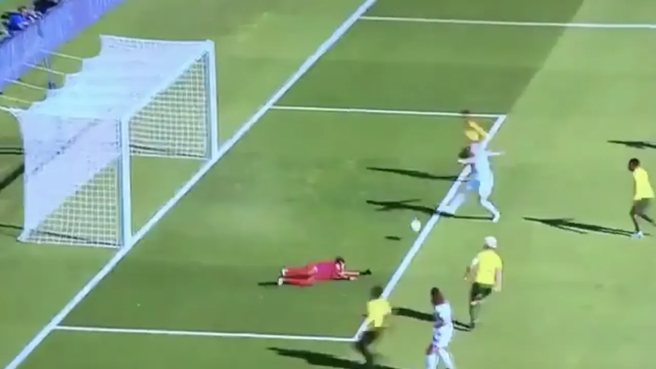 Wát een misser: Duitse aanvoerster faalt voor leeg doel