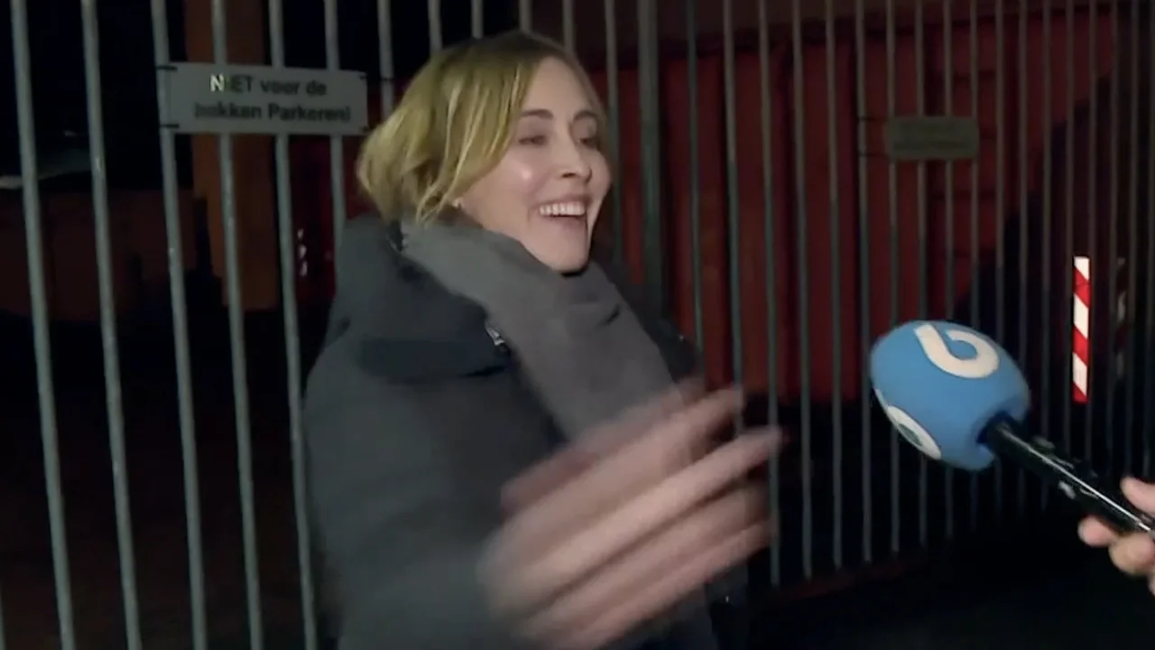 Anouk slaat lachend microfoon van Shownieuws weg: 'What the f*ck doen jullie nou weer hier?'