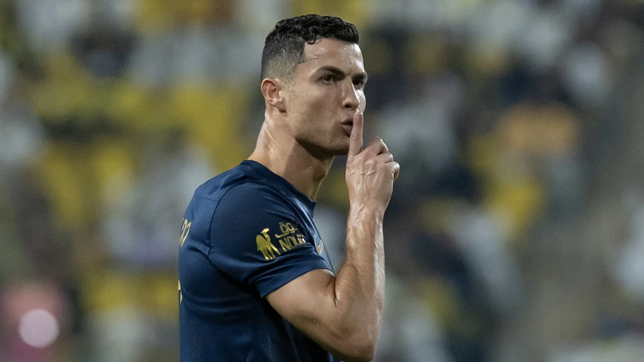 Video: Cristiano Ronaldo reageert op geheel eigen wijze richting Saoedische Messi-fans