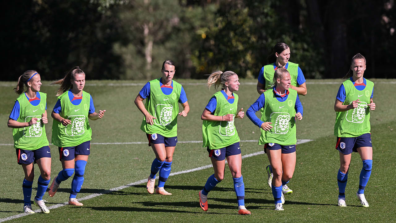 Oranje Leeuwinnen genoodzaakt om op cricketveld te trainen: 'Amateurisme van de bovenste plank'