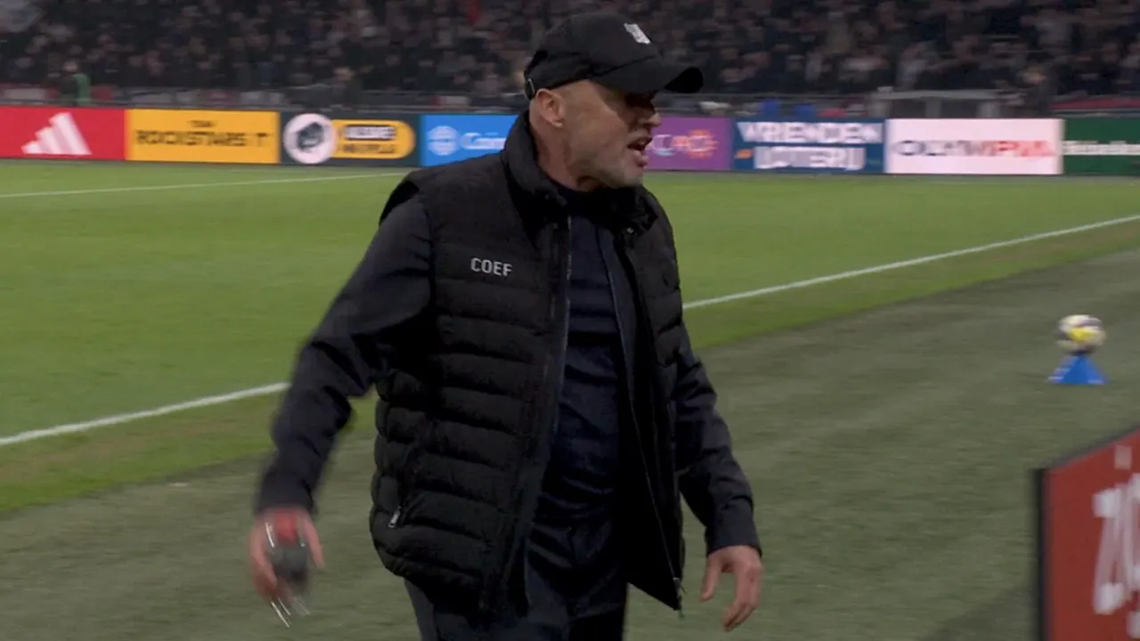 Video: Dick Schreuder gooit woedend flesje richting reservebank na Ajax – NEC